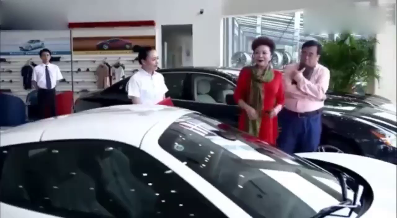 富婆看中一辆法拉利跑车，一脚油门冲破4S店大门，有钱任性