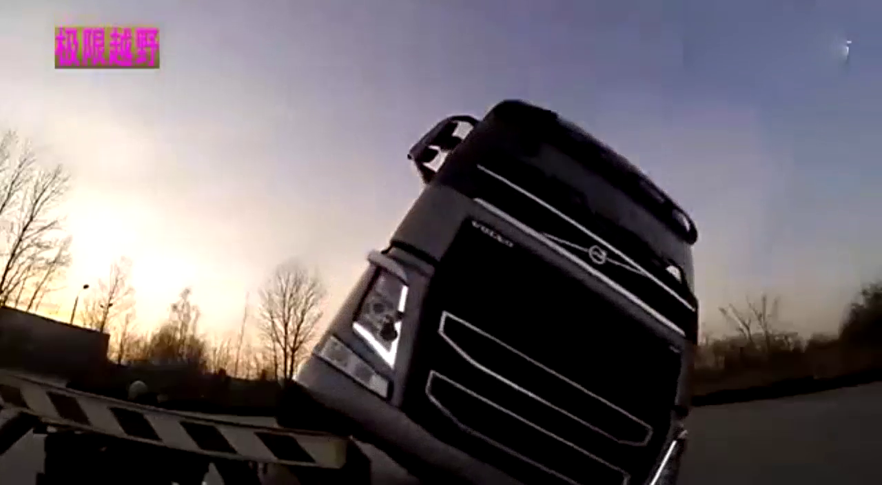 谁说卡车就不能玩特技了？看看这些老外的技术吧