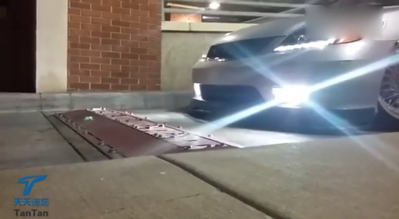 低趴改装车过坎前杠被撕