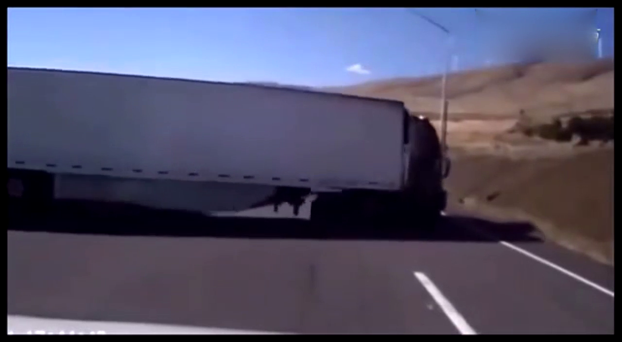 重型卡车发生的恐怖车祸,太危险了