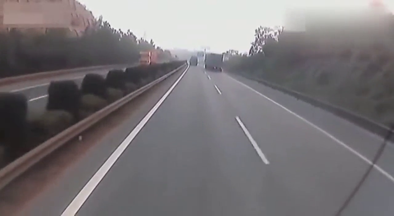 太危险：高速上轿车追尾卡车居然一直被拖行！