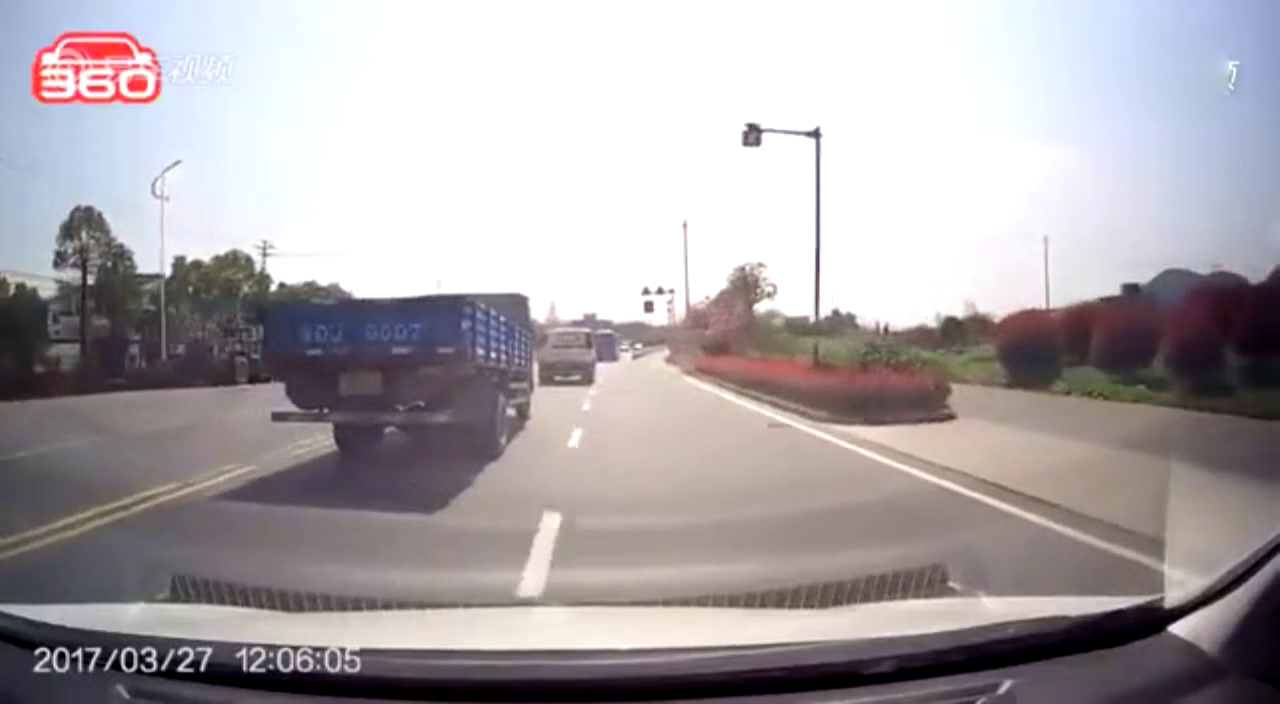 路上卡车栏杆突然掉了，还好对向车道刚好没车，险