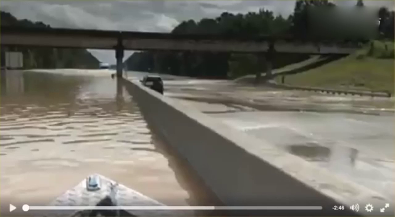 远看像开船！实拍强悍卡车洪水中前行