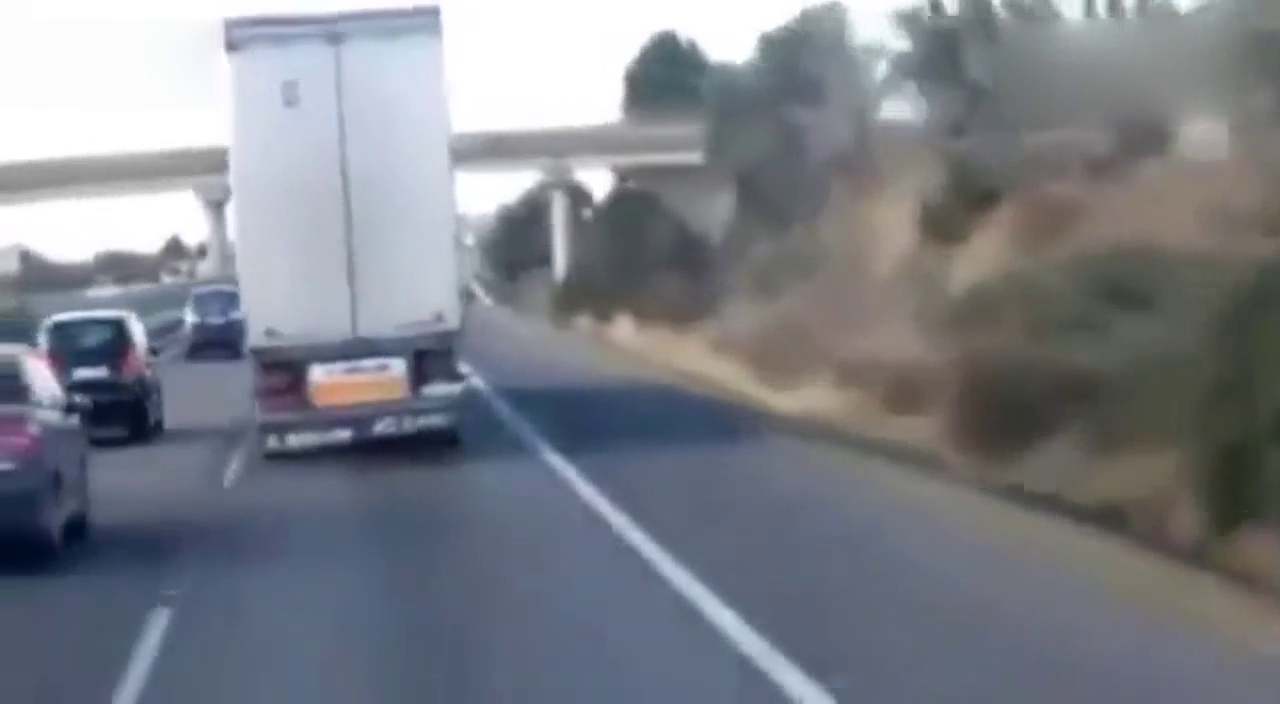 当卡车遇上大风，摇摇晃晃的后边车看了都不敢靠近！