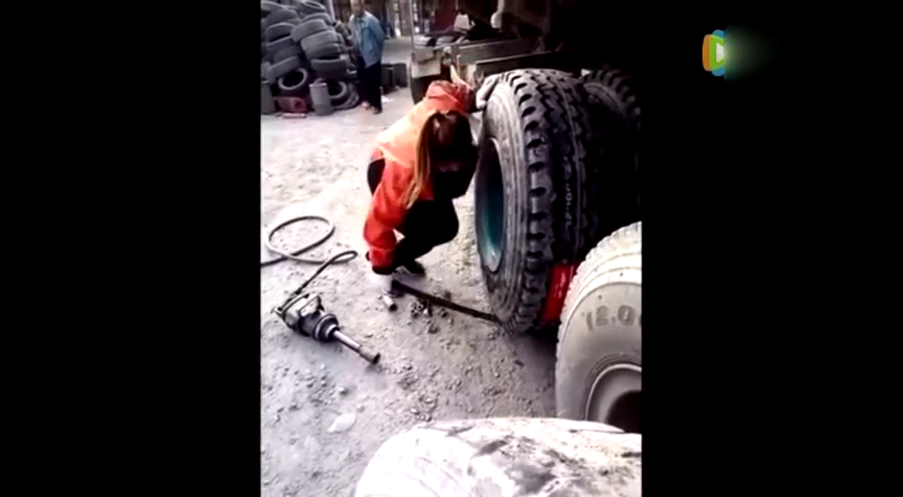 别看人家是小姑凉  给卡车换轮胎的技术那叫一个666