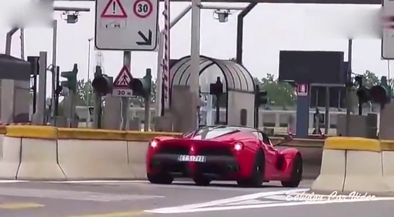 在高速收费看到的一幕：开超级跑车遇到的最尴尬的事啊