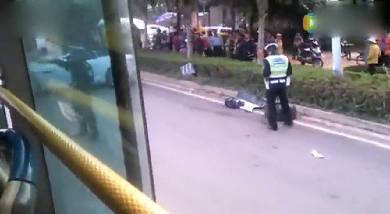 昆明捷豹跑车飙车事故现场