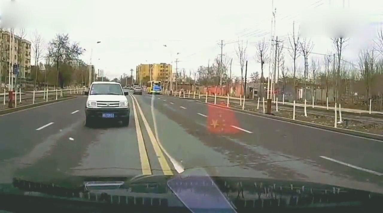 出租车一箭双雕，他有一个动作，害得路虎和大货车对撞