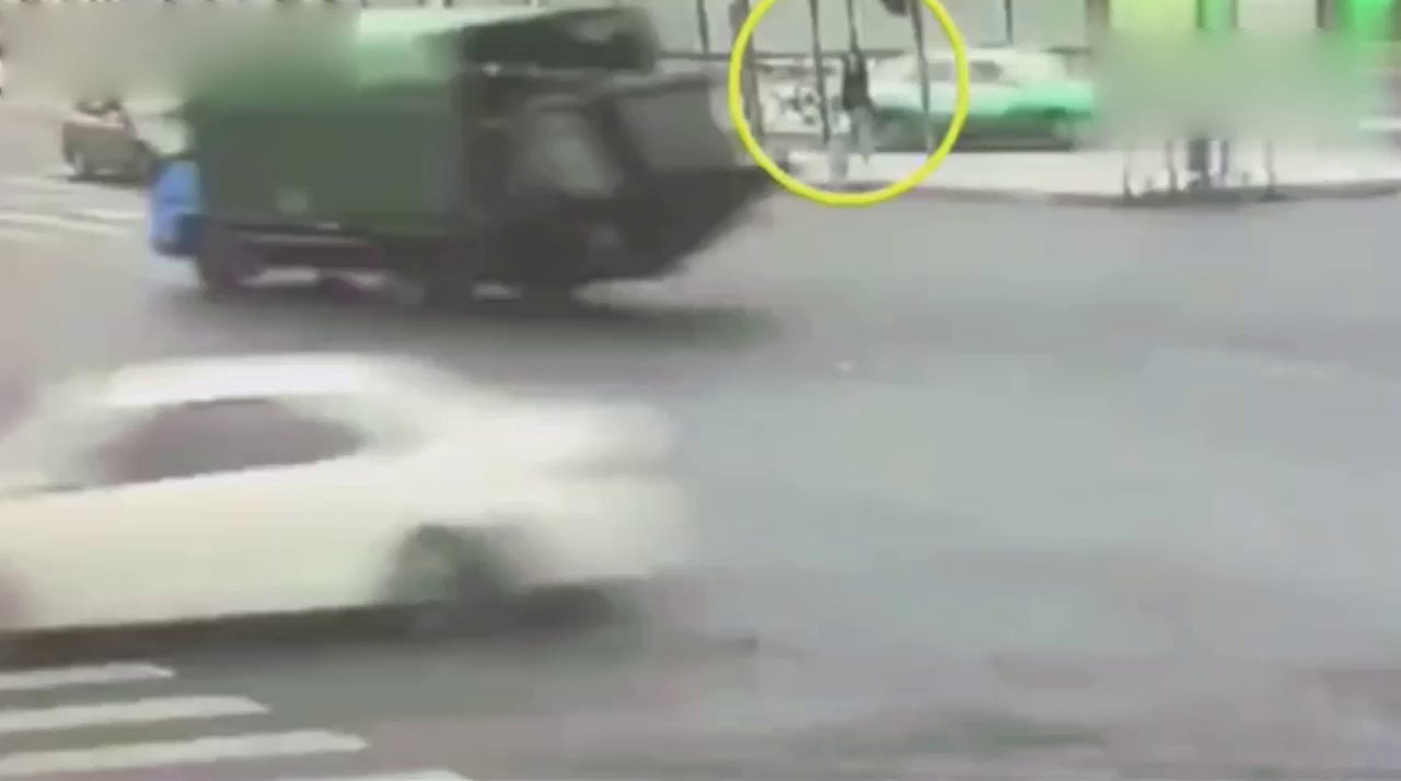 出租车失控冲上安全岛，无辜路人被撞，监控拍下这可怕的画面