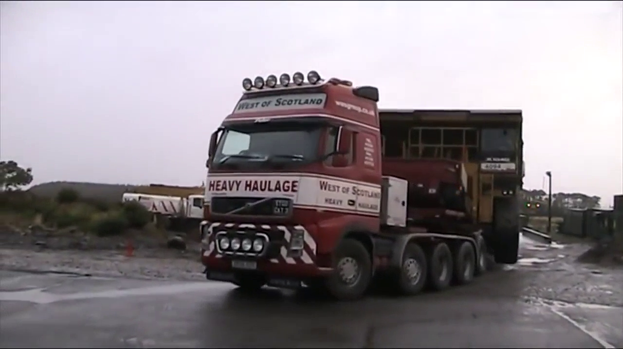 场面好大，矿用大卡车，用拖车转场