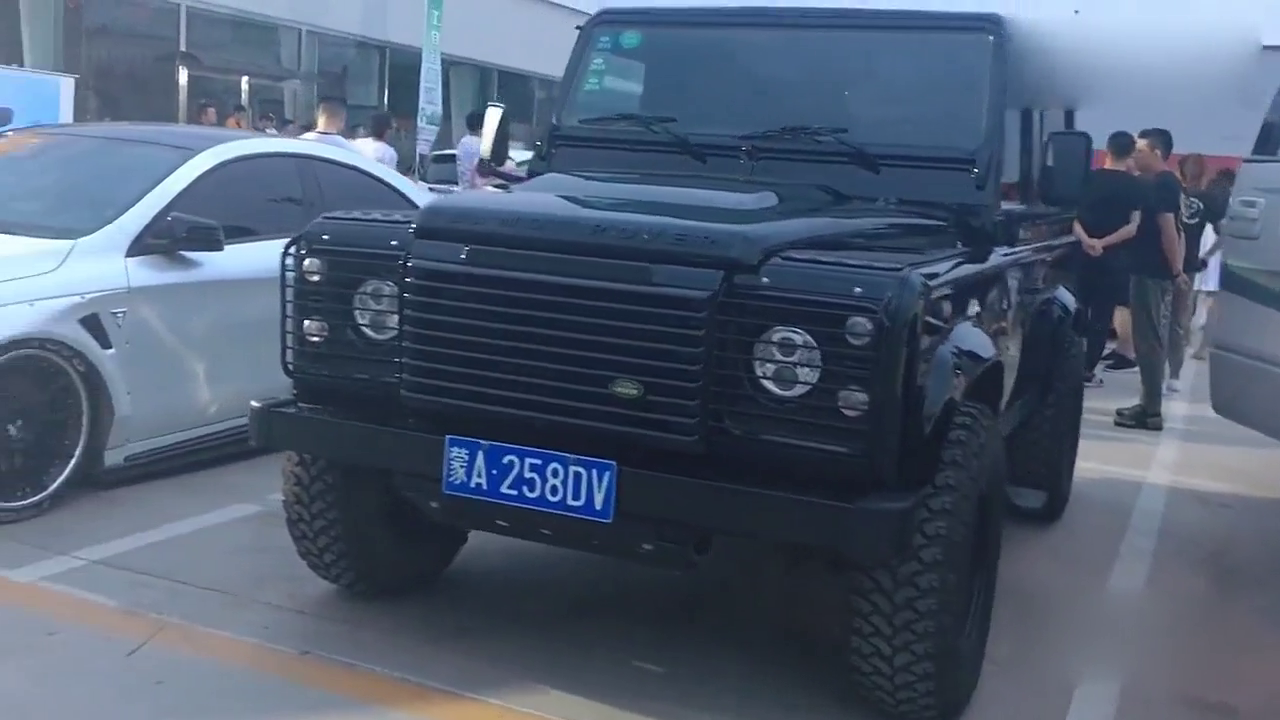 改装车聚会，宽体奔驰和路虎卫士