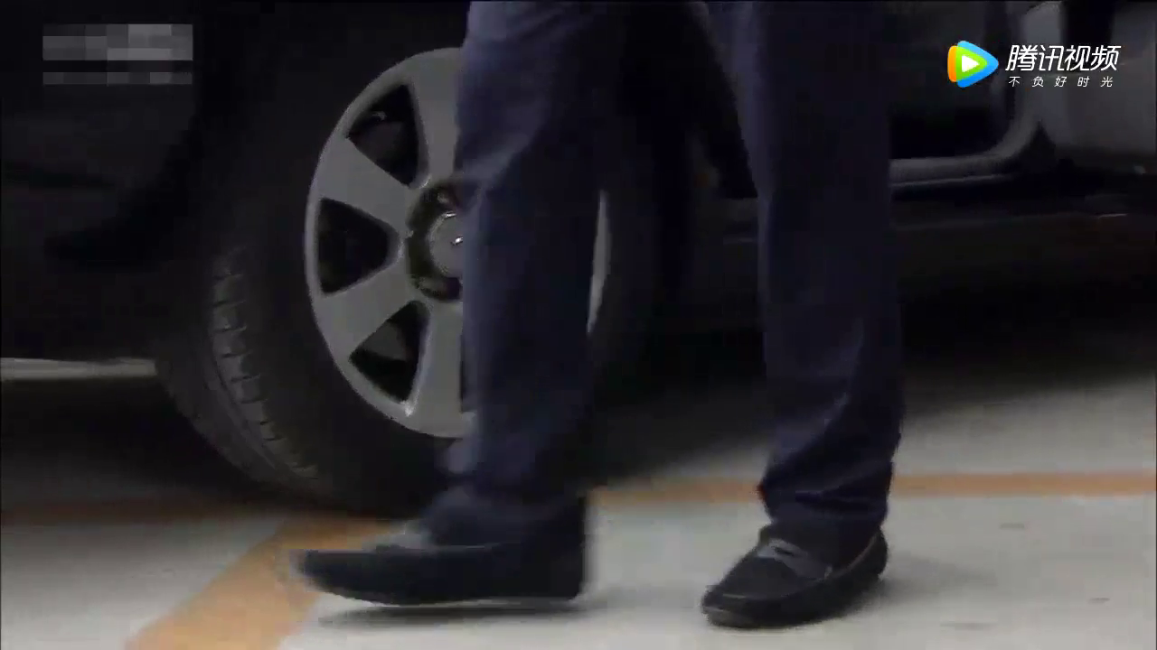 小伙跑车撞到奔驰大哥，土豪老板盛气凌人，看小伙如何巧妙处理