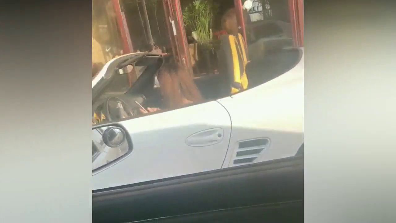 借伞给豪车女司机却被怼：我这是敞篷车，你以为是大棚呢？