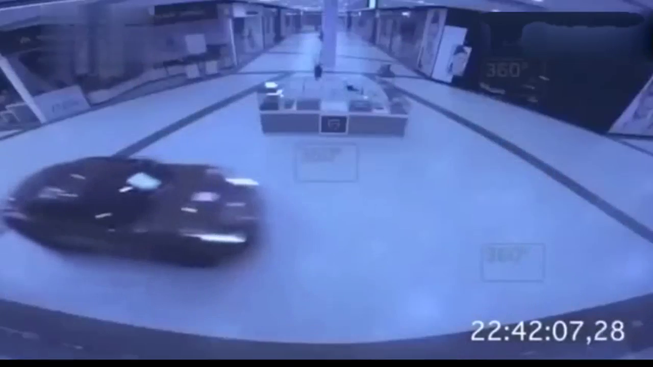 傍晚时分，一辆跑车突然冲进商场，这车技太牛了吧！