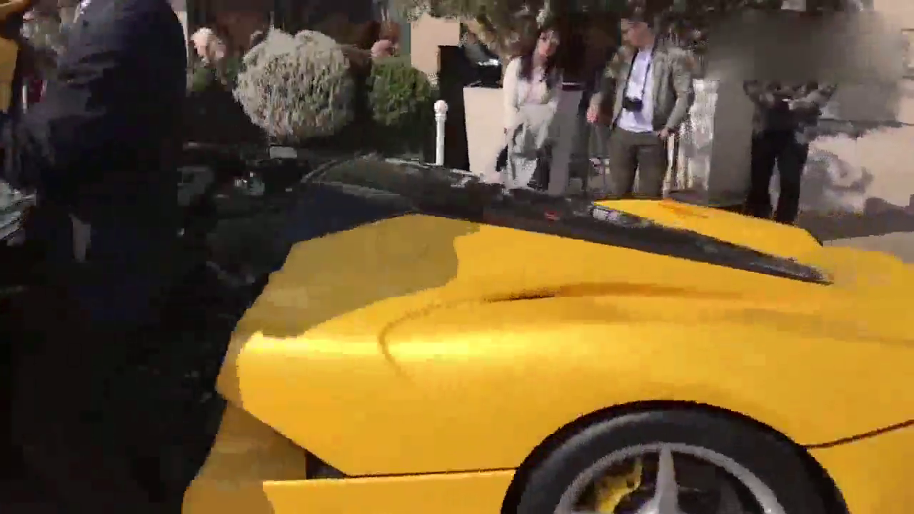 倒车的那一刻，才知道男生驾驶法拉利跑车有多么潇洒！