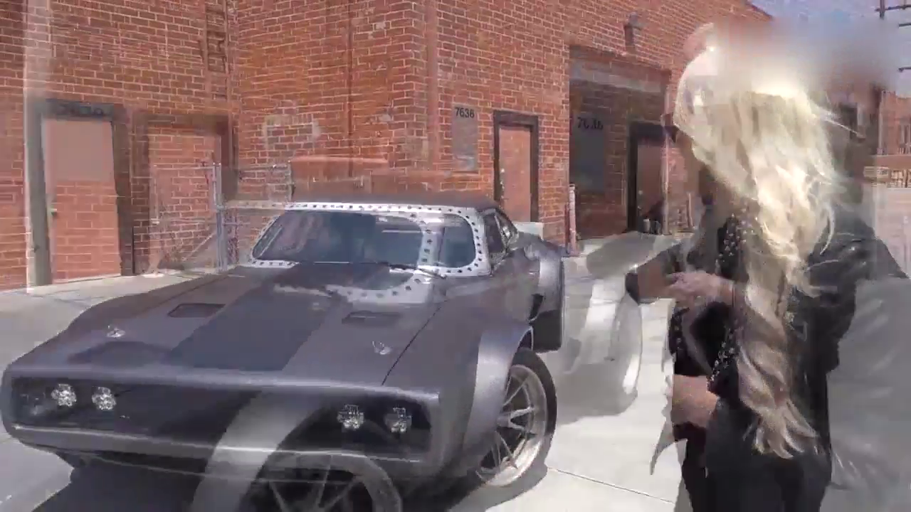 女土豪去参观速度与激情里的肌肉跑车，感受下什么才叫霸气！