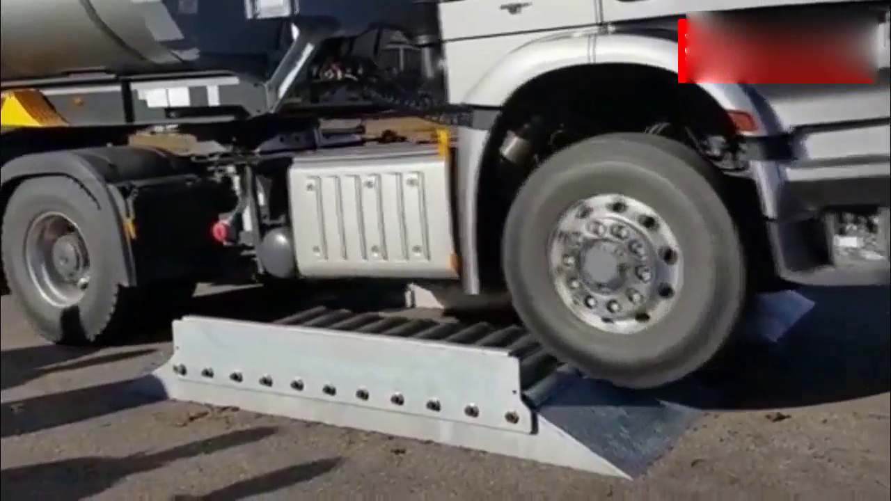 奔驰卡车后轮打滑，当发动机转速超过1200,液压马达驱动前轮