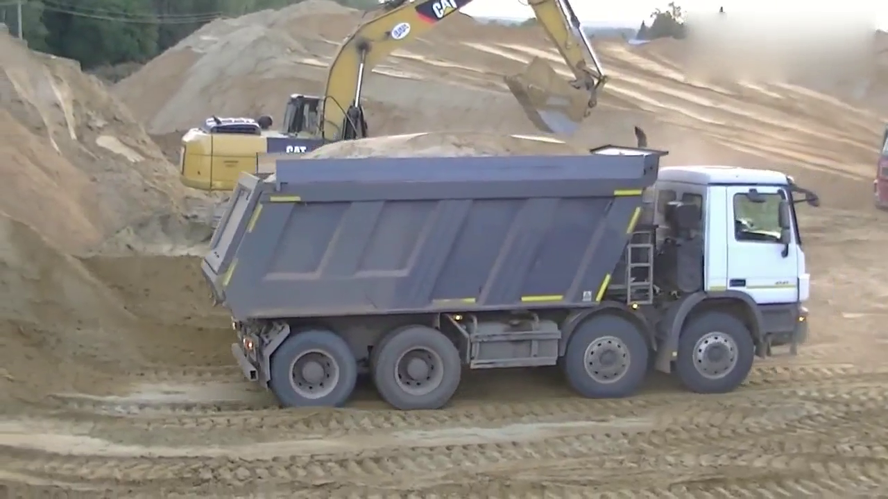 大型细沙场，梅赛德斯奔驰8x4运输卡车