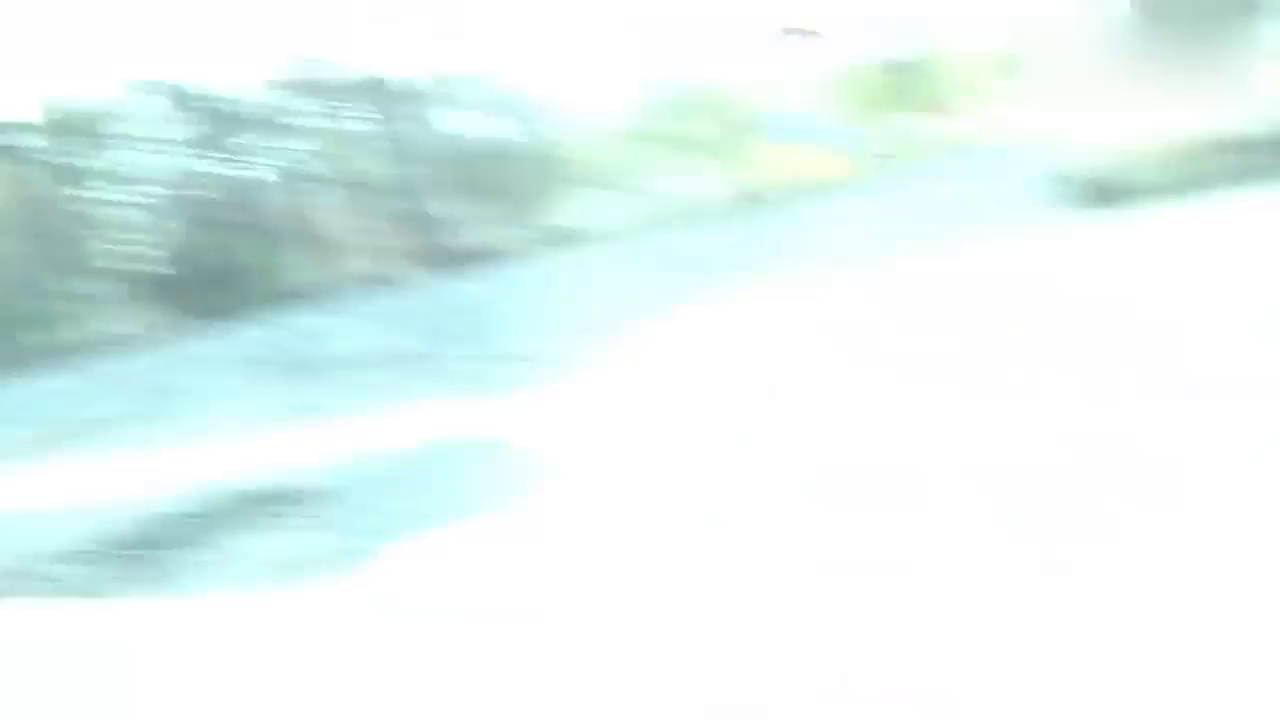 大卡车卡住了，火车减速推了一把！