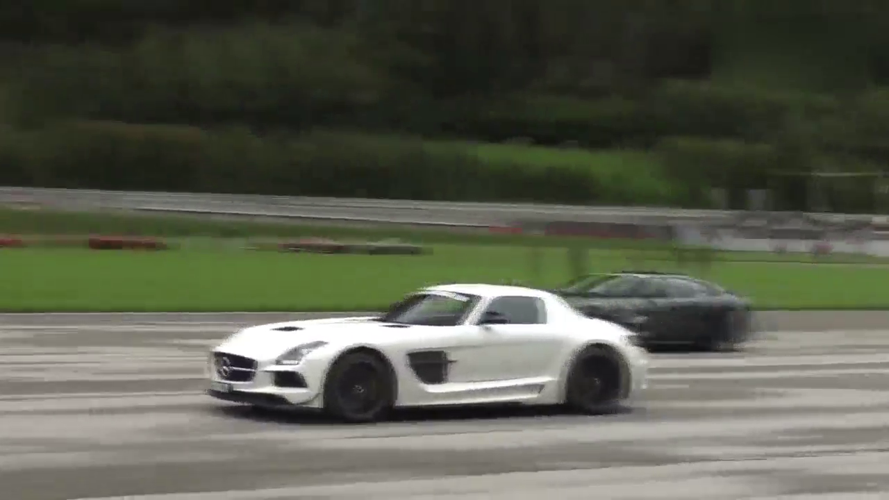 奔驰最强跑车不服气，跟法拉利飙了3次，最后的结果心服口服