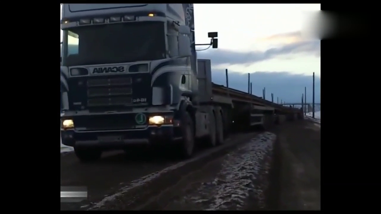 这个卡车有50节比火车还长，估计是世界之最