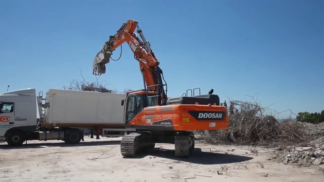 这一大卡车准备塞下多少吨钢筋，这里可不少啊