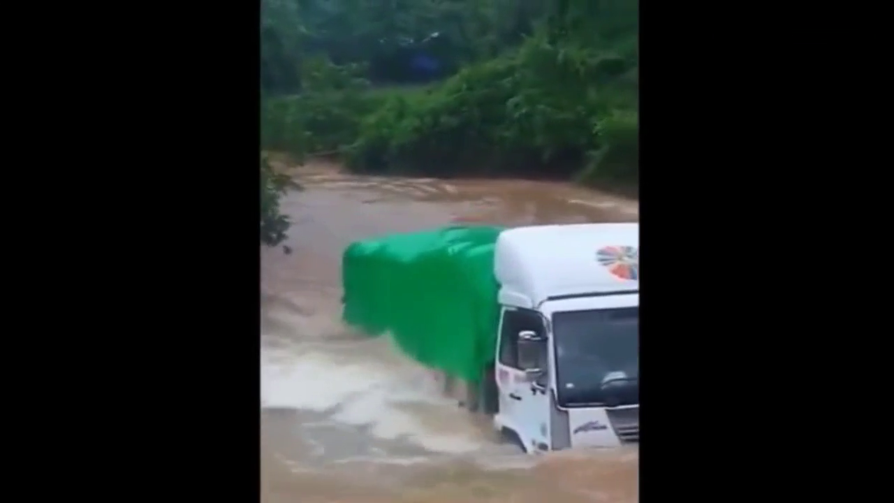 这个卡车真的很强悍，潜水的过来都没有熄火