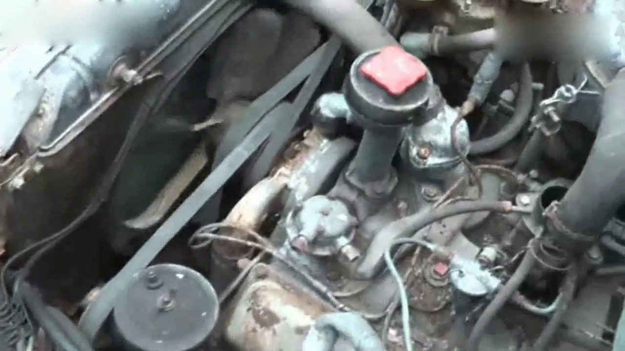 农民在野外找到辆二战时的军用卡车，加上油发动机还能启动，发了