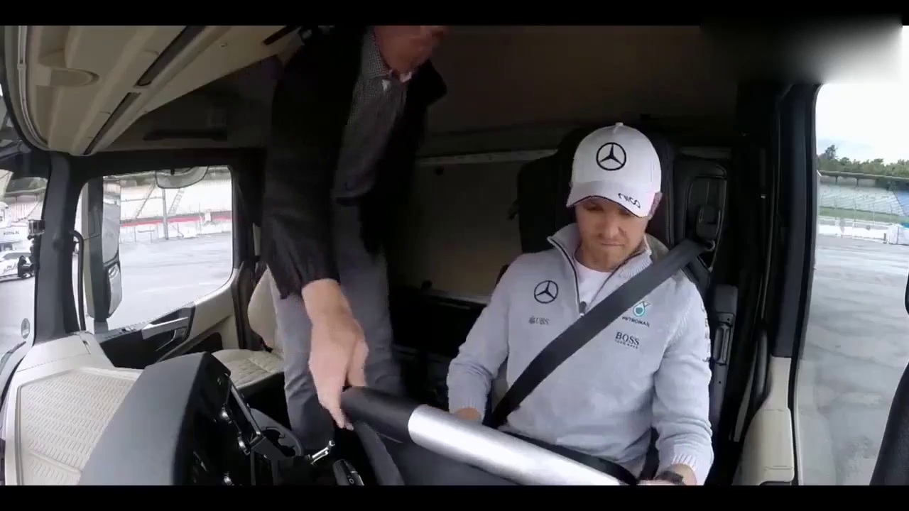 F1车手驾驶卡车， 过程手忙脚乱，哈哈