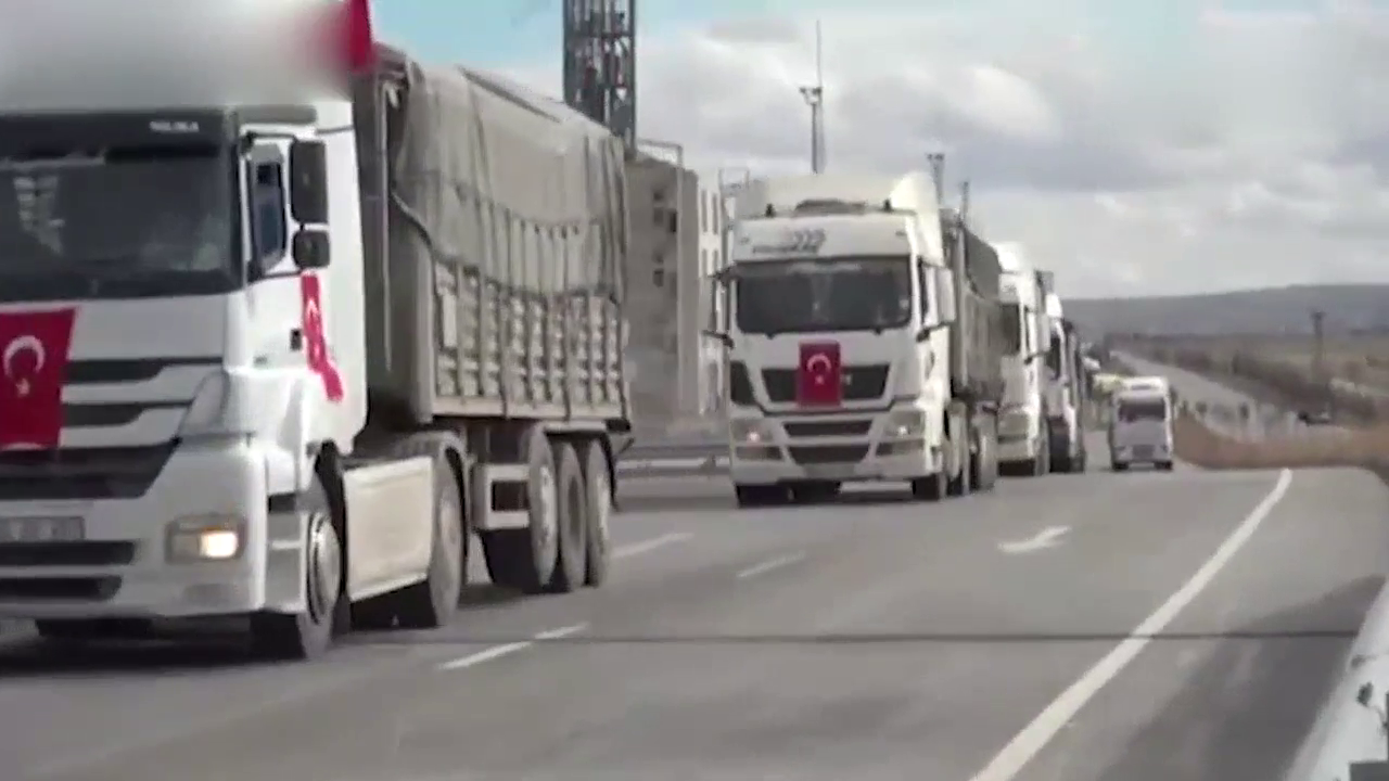 几十辆大卡车，突然一个急刹车