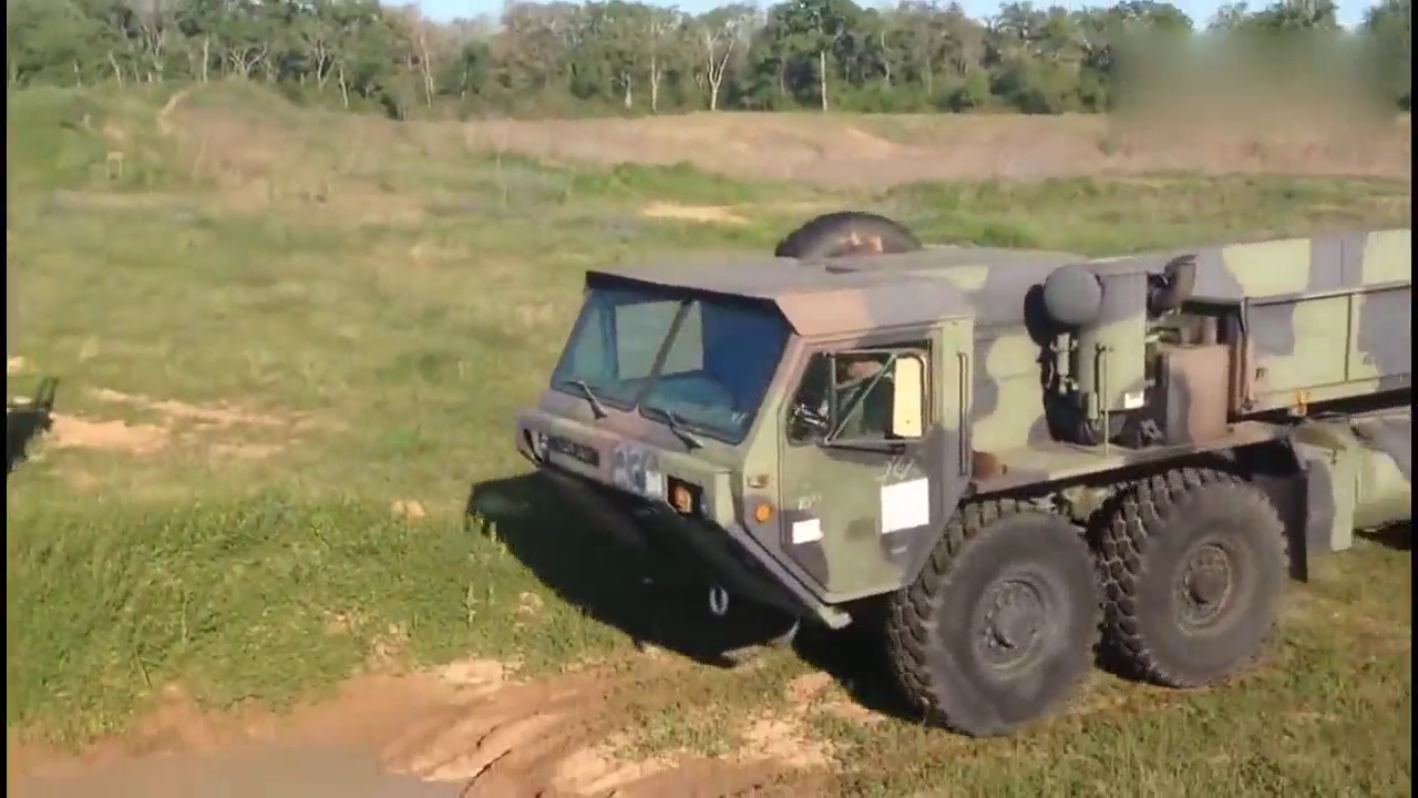 几款性能最好的大卡车，陷在了泥浆里，真是开眼界了