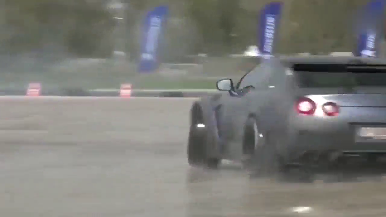 GTR上场漂移的那一刻，法拉利跑车也被秒成渣