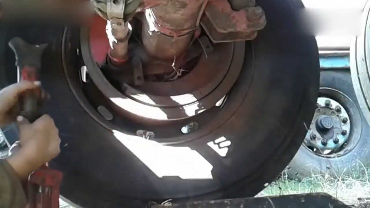 农民找到几十辆报废卡车，但轮胎都还能用，就拆下来当新轮胎卖