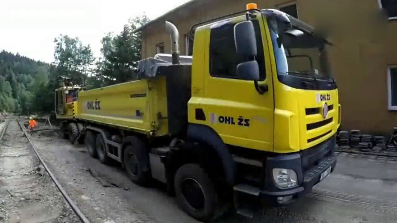 几万元买的卡车拉货赚钱，虽然每天特别累，但心里很舒坦