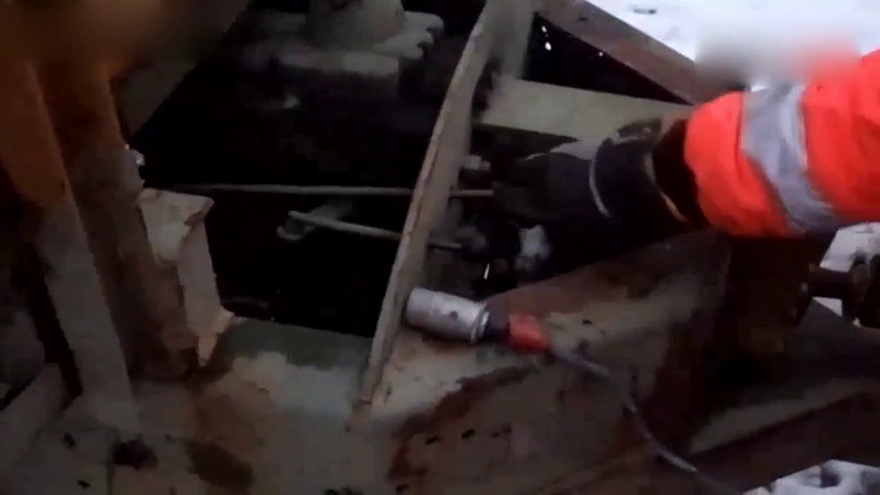 农民在野外捡回废弃几十年的卡车，发动机加上油还能启动，发财了