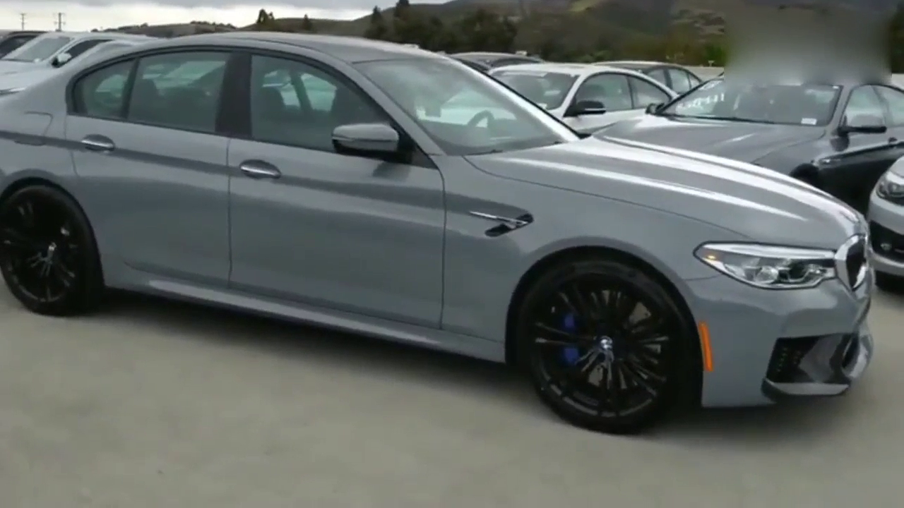 宝马新款跑车M5，打开车门坐进内饰后还考虑奥迪和奔驰车吗