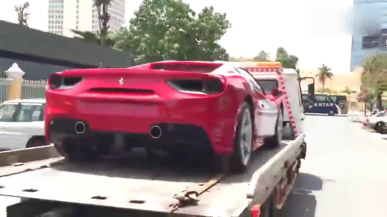 富二代订购的法拉利跑车终于到货，上车按下变形键后全是惊喜！