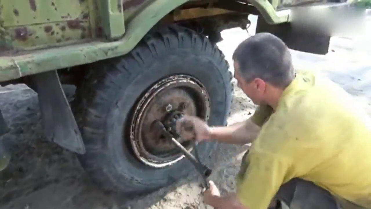看看师傅怎么拆卸废旧卡车轮胎，螺丝都生锈了，太难拆了