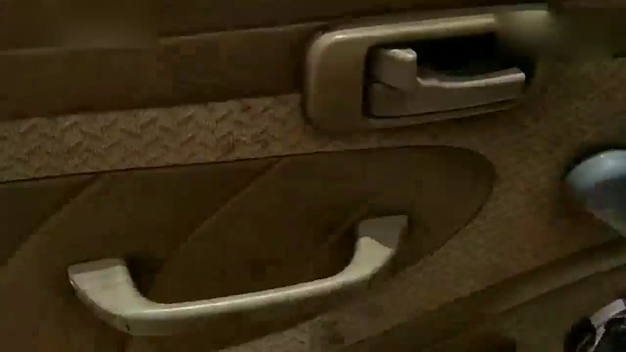 看看越南修车工是怎么修补卡车轮胎的，工具很落后，方法很原始