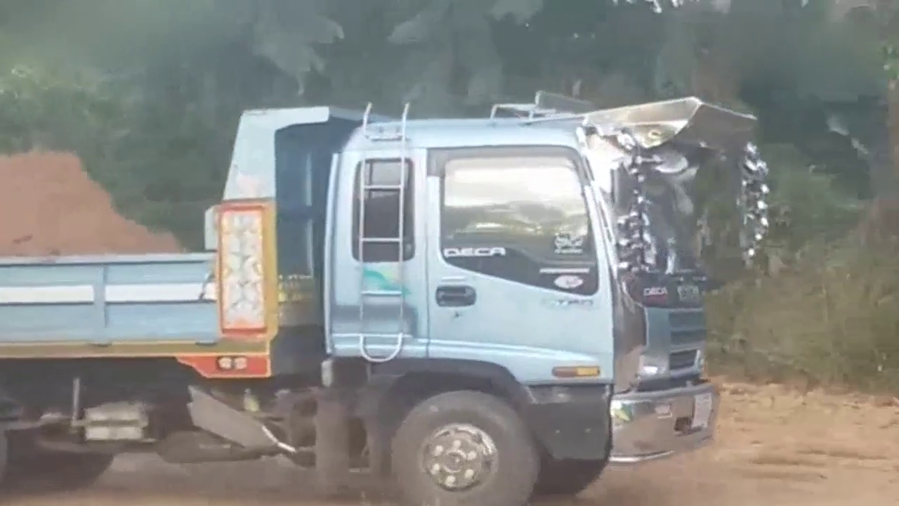 看看泰国的轻型卡车，颜色有点不对，细看乐了