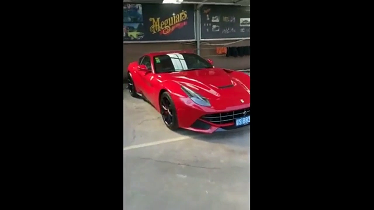 看看法拉利跑车是如何轻松过中国减速带的！不服都不行！