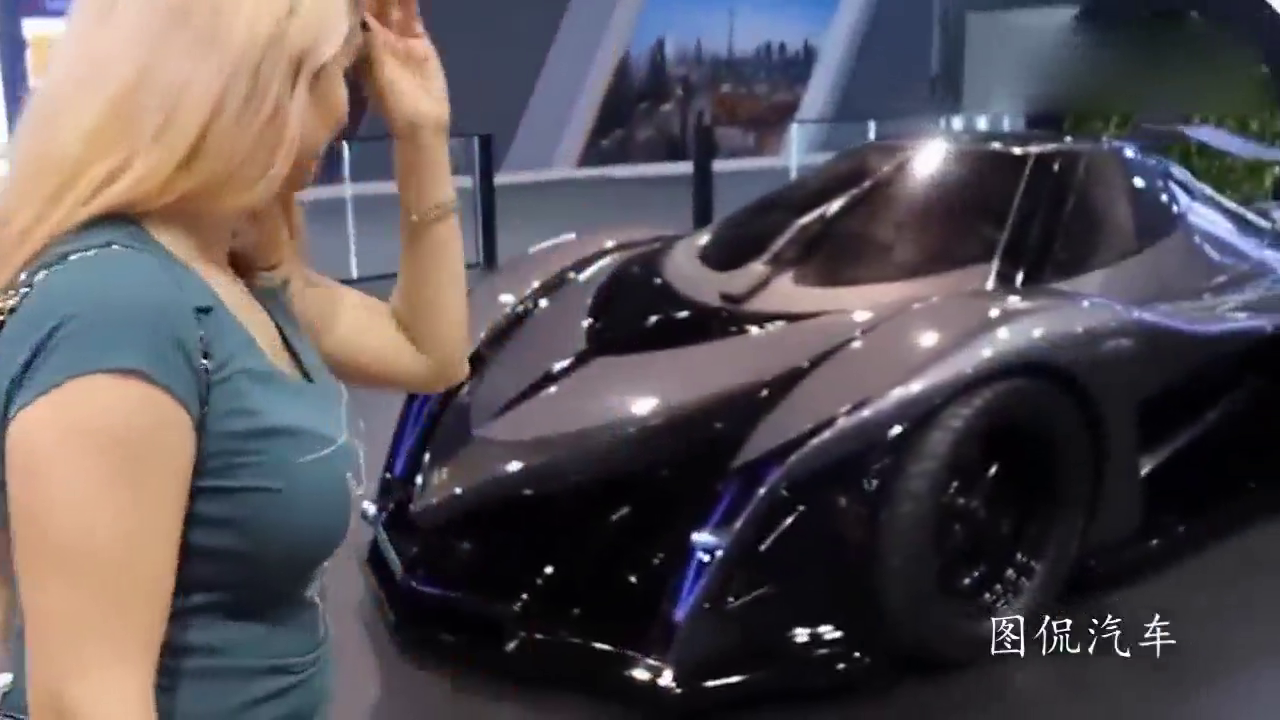 看车展的姐姐非要弟弟买了这辆车，土豪毫不犹豫直接下订单！