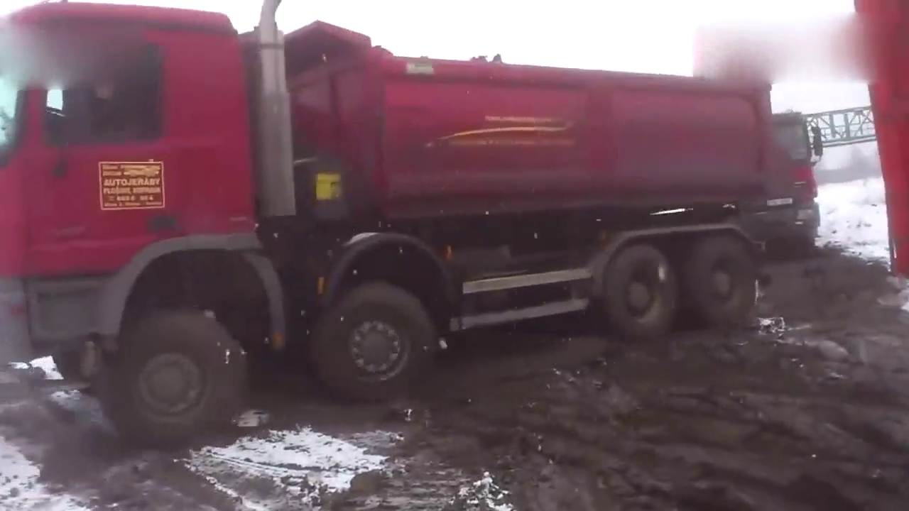 车样的坡也能上？前后驱动大卡车！