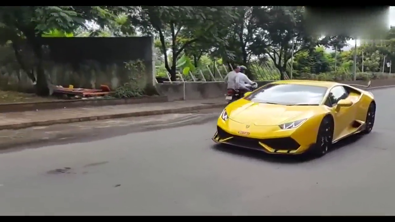 看各类跑车是怎么过减速带的，瞬间尴尬了！