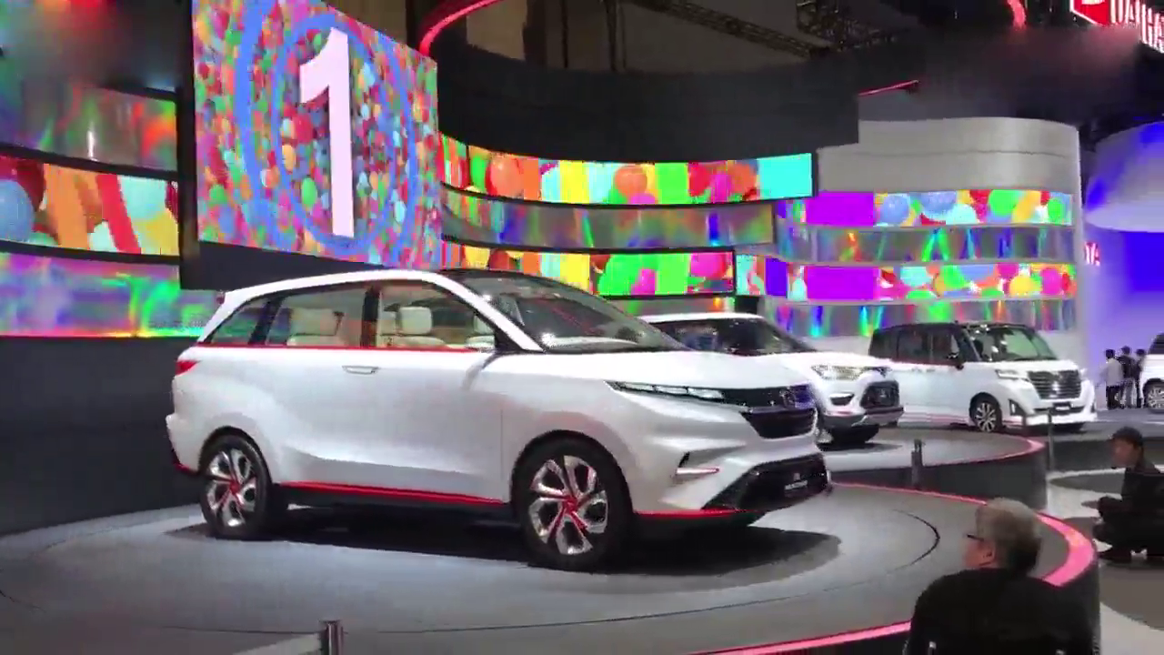 车展真是什么类型的美女都有，展台解说的美女都这么有气质