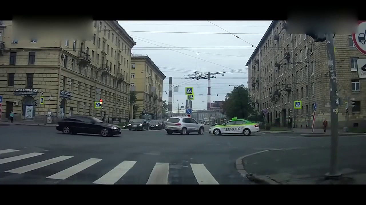 出租车十字路口不减速直接怼翻私家车，碎片撒一地