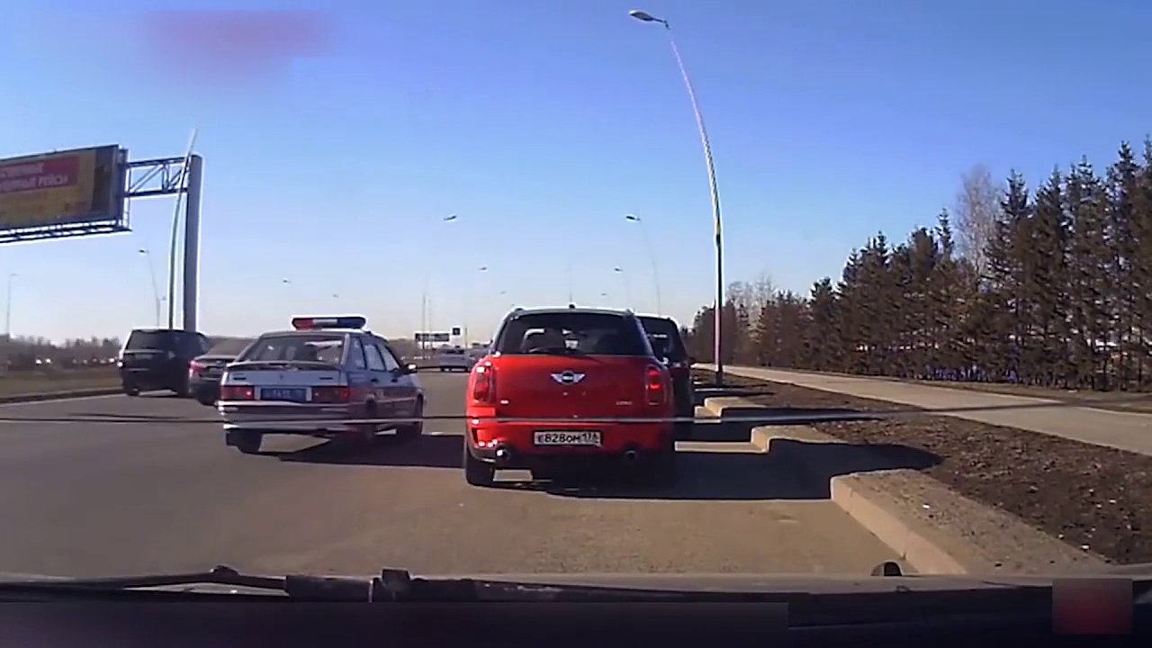 出租车耍贱路中央停车被刹车不及的大车顶飞