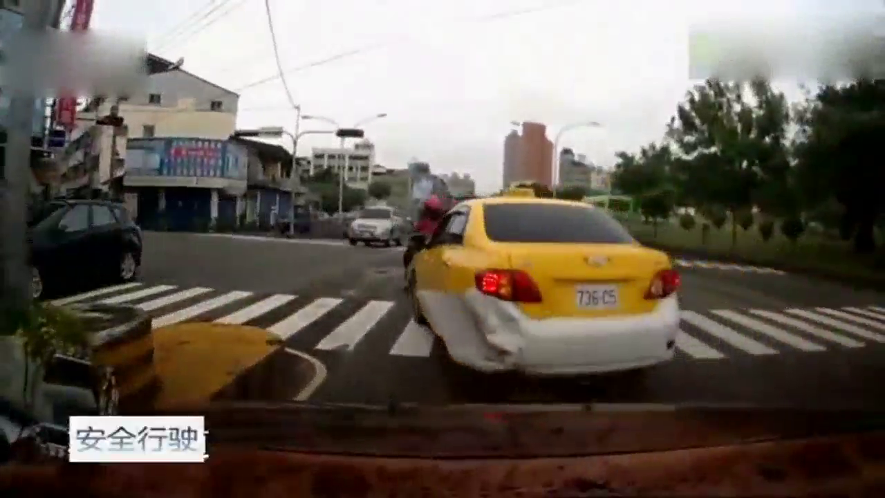 出租车为了躲避女司机急刹，视频车无奈撞了上去