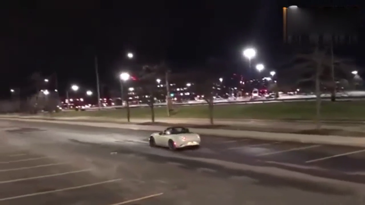 小伙开敞篷跑车，深夜在路上玩漂移，结果一不小心撞上了