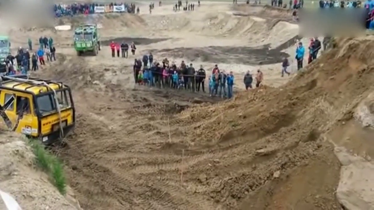 开着卡车去爬坡，累得直冒黑烟 还是不示弱！